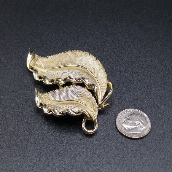 Vintage LISNER Leaves Brooch, Mid-Century Pin Pendant, Gold Tone, 1 3/4 Inches - Picture 9 of 10
